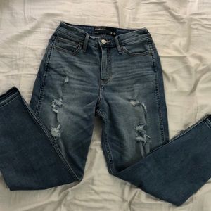 Hollister high rise boyfriend jeans (size 3)